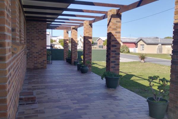 This inviting family home, nestled on a quiet street in Agulhas, offers a fantastic rental opportunity near the beach. The 3-bedroom ...