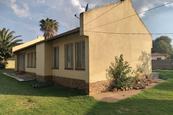 Discover this inviting 3-bedroom home nestled in the peaceful neighborhood of Brakpan North. This property offers a solid foundation ...