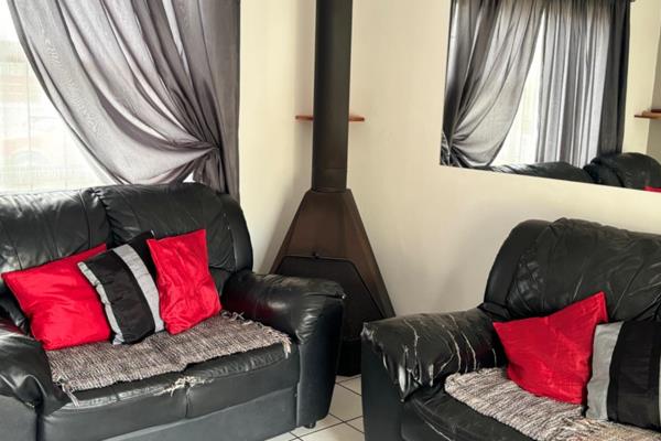 Here is a 3 bedroom home in the sort after pocket of houses, as you enter the property, you are welcomed into the lounge area with a ...