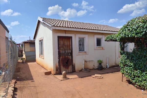 2 bedroom house for sale soshanguve EXT 7
2 bedrooms
1 kitchen
1 bathroom
1 kitchen 