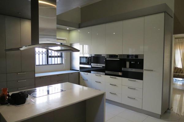 This multilevel  family home is situated in the very secure New Kloof Security Village ...