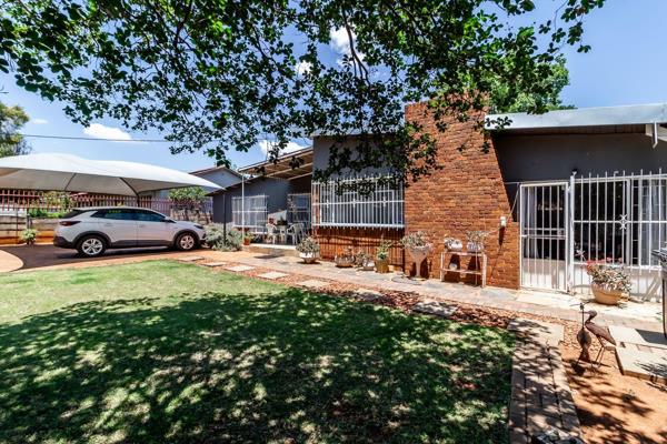 I am proud to Exclusively market  this spacious Family Home with Flatlet in Pretoria Moot!

Discover this versatile 4-bedroom home (or ...