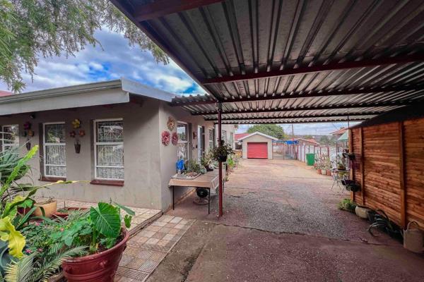 This cozy two-bedroom, single-bathroom home features a kitchen with a gas stove. Enjoy a small garden with an entertainment area ...