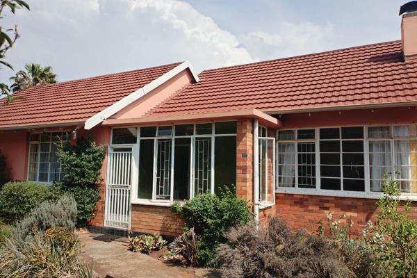 As you enter this property you find a lovely closed in Sunroom.
Entering into a spacious entrance hall turning left into your living ...