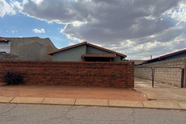 This well looked after property in Chiawelo features 3 spacious bedrooms, with kitchen,  dining, separate bath and toilet.  It is ...