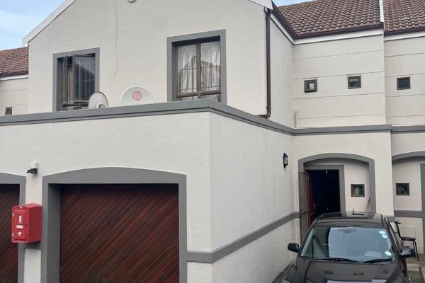 3 Bedroom duplex in Vista Park. Secure access controlled complex.
Open plan kitchen and ...