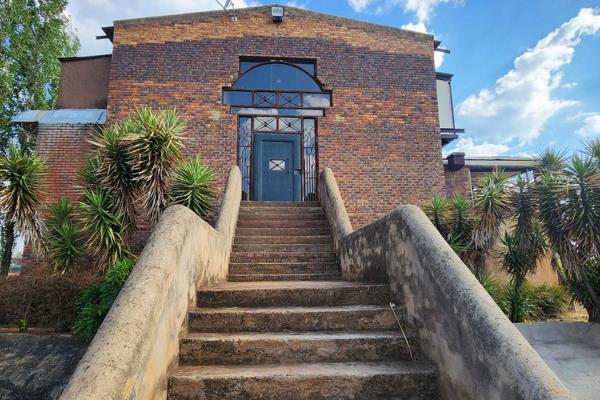 4.8 HECTARE
SMALL HOLDING WITH HOUSE AND WORKSHOP FOR SALE

5 km from the N4 ...