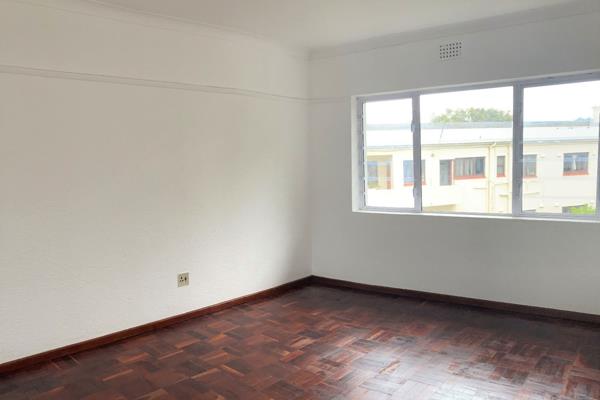 3rd Floor, Spacious 1 Bedroom apartment in Kenilworth
Separate Lounge, Kitchen &amp; Bathroom (no shower, only ...