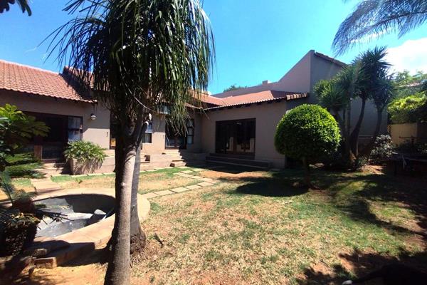 Stunning large open plan area welcomes you as you enter this home.  Easy access to the lounge, dining area, kitchen, undercover braai ...