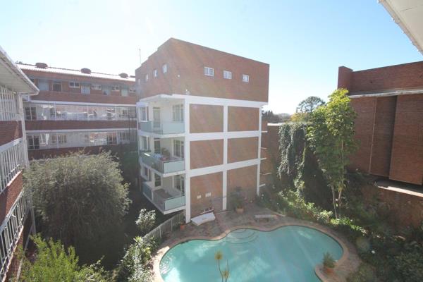 Cozy apartment in a well managed secure building.

Lounge, kitchen, 1 bedroom, 1 bathroom and parking for 1.

Pool and garden in ...