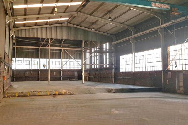 Factory premises with overhead cranes available to rent in the very well located node of ...