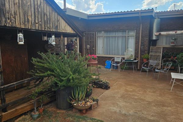 This immaculate property is walking distance to Wonderfontein High School. 
It offers 3 bedrooms with built in cupboards.
The 1 ...