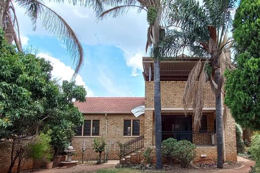 4 Bedroom Townhouse for sale in Ruimsig Noord