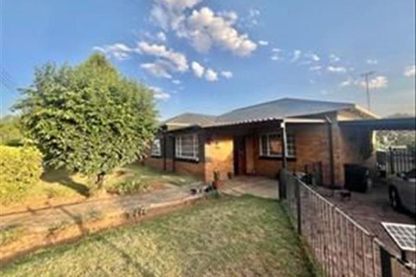 This charming home offers a well-designed layout perfect for comfortable living. 

The entrance hall leads into an inviting lounge ...