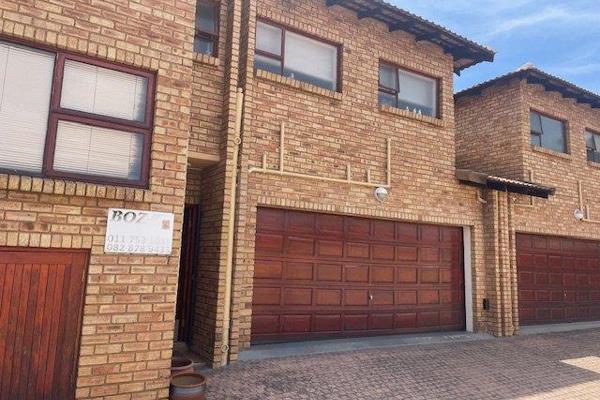 Ideally located,  this neat unit has the following on offer.
Three upstairs bedrooms (BIC)
Two bathrooms(main en suit up ...