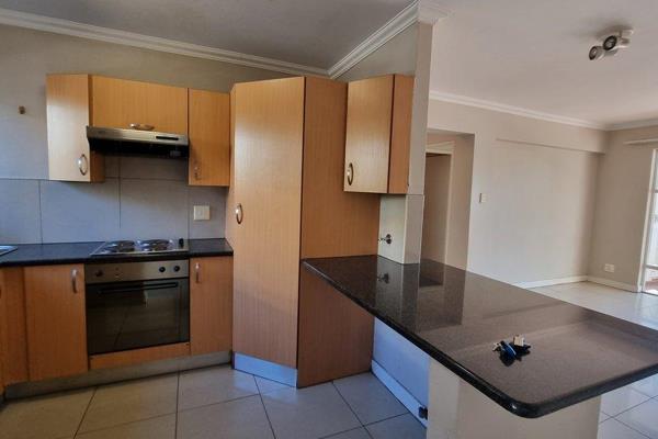 We are leasing a 2 bedroom 2 bathroom apartment in Craighall Park, off Jan Smuts near Hyde Park and Sandton Central.