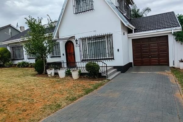 This lovely three-bedroom home offers you

3 x bedrooms, laminated floors, curtain ...