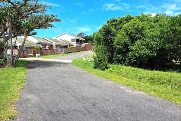 Neat low maintenance townhouse in a secure  complex , one of 6 units in a Home Owners Association in 
the idyllic village of ...