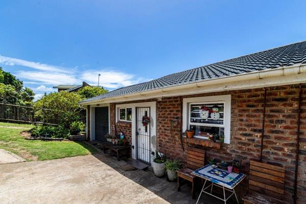 Neatly presented family home, perfectly positioned in a quiet cul-de-sac of a friendly seaside village.  I absolutely love a property ...