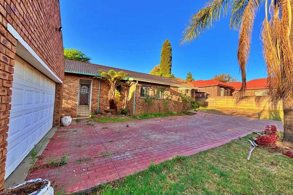 Discover your next family haven on a spacious 1000m2 plot. This home greets you with an airy, open-plan design, merging style and ...