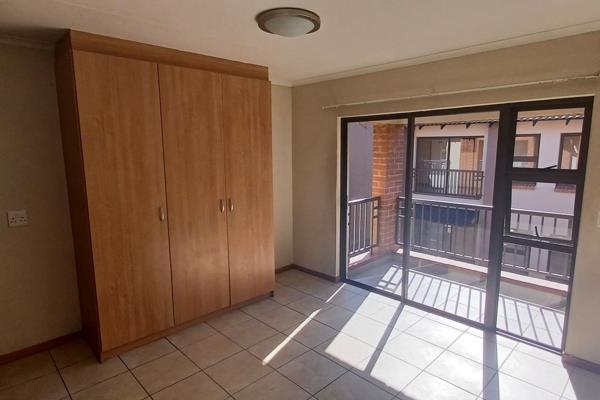 Cozy studio unit set in the spectacular Douglasdale Retirement Village; the modern kitchen leads to a lounge/bedroom with ample ...