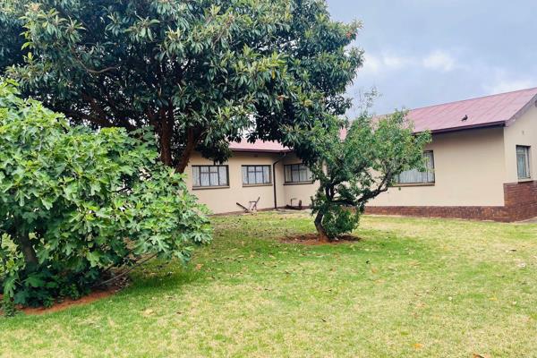 Family home for sale in Mindalore!!
Offering:
*3 Bedrooms spacious, tiled
*2 Bathrooms
* Built in cupboards
*Laundry ...