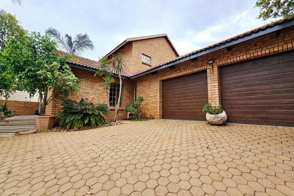 This property is located in a quiet street in the new faerie glen.

It has ample parking space with 2 x solid carports and a double ...