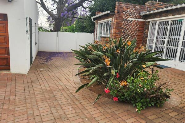 One bedroom garden cottage in Montgomery Park.
Enter through the lounge/kitchen area ...