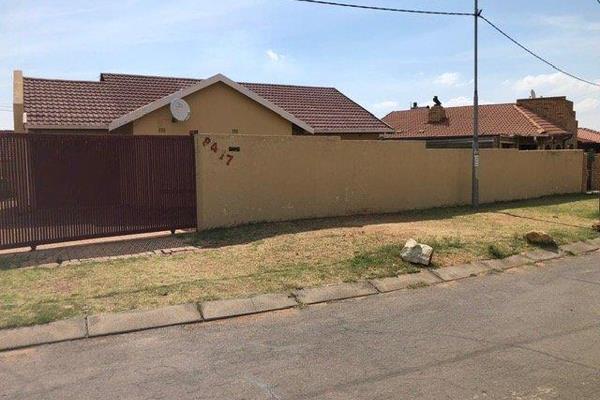 A beautiful house for sale in dobsonville extension 2 , quiet neighbourhood and area in demand 
This property consists of the ...