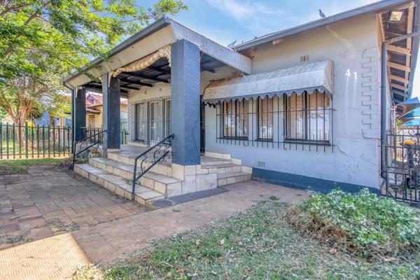 EXCLUSIVE SOLE MANDATE

This charming fixer-upper offers an excellent opportunity for those ready to invest some TLC and turn it into a ...