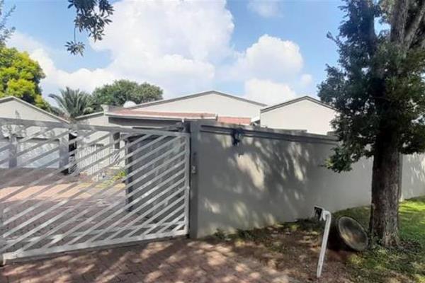 Commune in the Edenvale Avenues 

Single working professionals only, one car per person.

The commune consists of...

- 8 rooms ranging ...