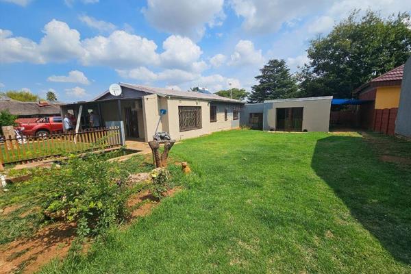 This family home is situated in Minnebron, Brakpan and offers the following:

Lounge. Dining room. Kitchen. 3 Bedroom. 1 Bathroom. ...