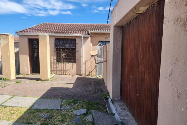 Discover the perfect blend of comfort and convenience with this delightful three-bedroom house located in the heart of Langa. This ...