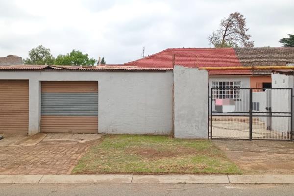 4-bedroom family house for sale in brakpan north!

Features:

- 4 spacious bedrooms
- Kitchen
- Open-plan lounge and dining room ...