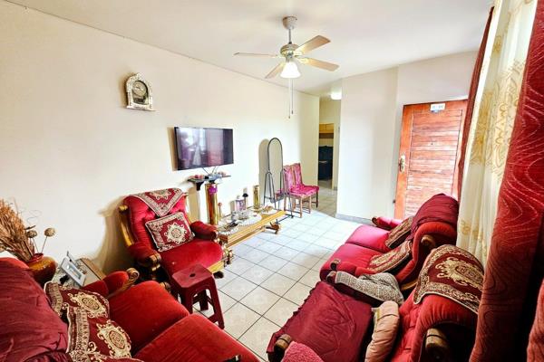 A beautiful 2 Bedroom 1 bathroom unit for sale in Bangladesh Heights, Laudium. 
 
Lounge Area: 
- tiled floors 
- Built in fan ...