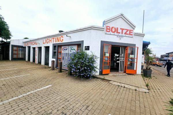 A commercial property for rent on the corner of 7th Avenue and 2nd street, Edenvale. 

The main store has a kitchen area + x2 toilets ...