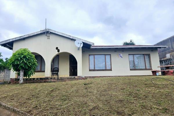 This spacious family home features 4 comfortable bedrooms, with one easily convertible into a flatlet, perfect for guests or rental ...