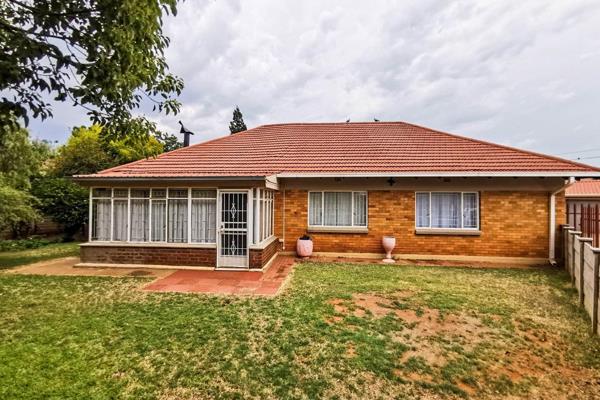 This beautiful home is located in Stilfontein Ext 4 - perfect area to purchase in! The home offers an enclosed veranda, open plan ...