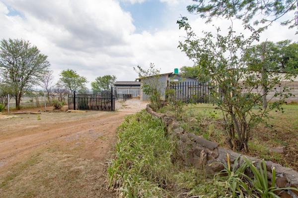 Nestled on a 3.6-hectare plot, just a stone&#39;s throw from town in the popular Kromdraai area, this sprawling fixer-upper offers ...