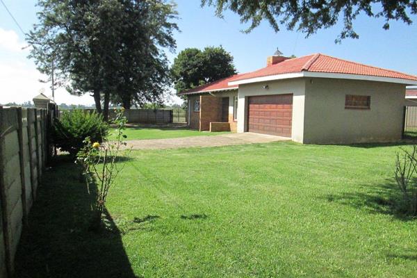 House for sale -  cresswell park  –  house for sale
uraan street
roodepoort
asking price: r1,190 000
this corner std - 3 bed house ...