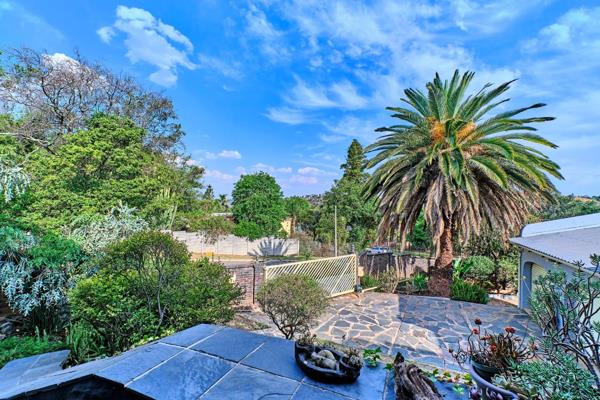 A rare find at this price in the boomed area,  a renovators dream!!

The house is well placed on the 1553 square meter stand ...