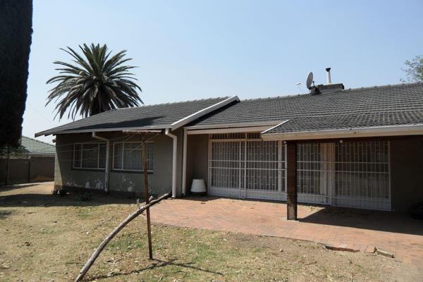 This property with lots of potential situated in the heart of Kew and close to Balfour Park Mall, Lyndhurst Spar and many other ...