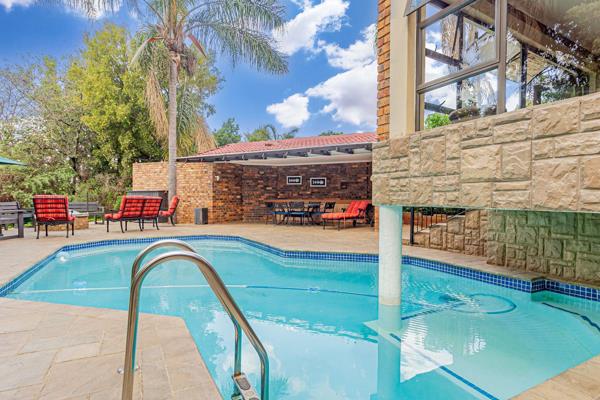 Step into your own private oasis in the highly desirable boomed area of Boskruin! This magnificent home is a true gem, offering a ...