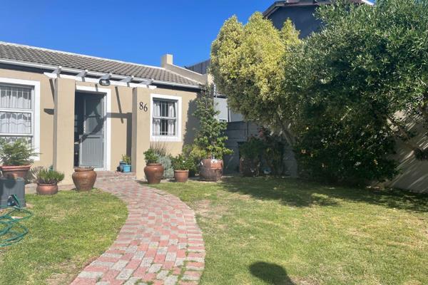 Such a lovely manicured garden space and super ready to move on in . This spacious 2 bed home with family bath and very large living ...