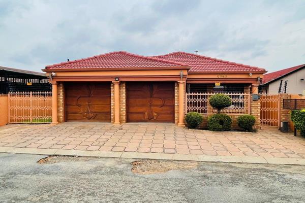 4 bedroom
3 Bath
Dining 
Kitchen
Lounge 
Manicured garden
Extras:
aircon in main bedroom
electric fence
Automated garage doors ...