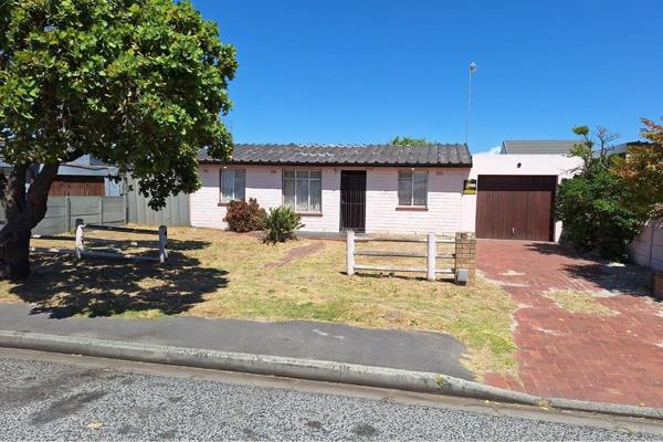 Discover an golden oldie property, perfect for families or investors, located in the serene suburb of Primrose Park Athlone.
Boasting a ...