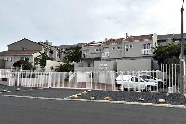 Location! Location! Location! This very spacious Townhouse has so much to offer. Within walking distance to the beautiful Blouberg ...