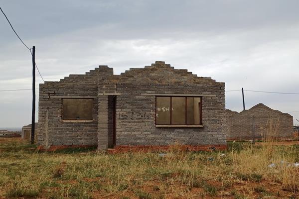 This is a compact two-bedroom, one-bathroom home in Sebokeng Zone 21’s West Side Park, set on a spacious 256 square meter *erf* (plot). ...