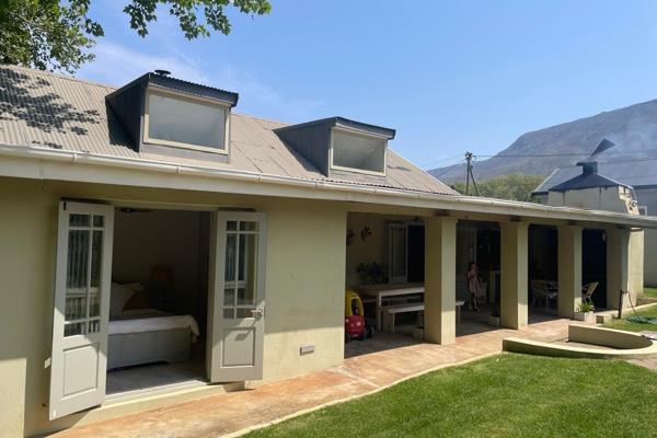 Lovely family home in Villiersdorp! With its ideal location—close to Franschhoek, Hermanus, and Worcester—it offers a nice balance ...