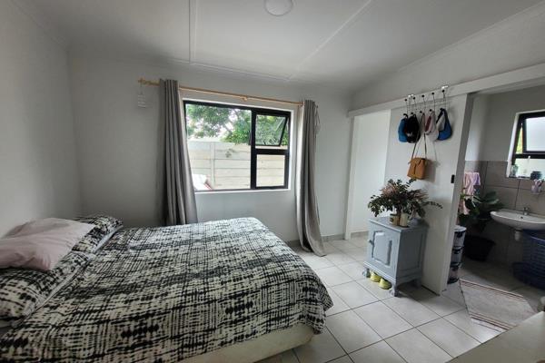 1 Bedroom flat-let in Rouxpark
Safe parking for one vehicle
Motor gate entrance with ...